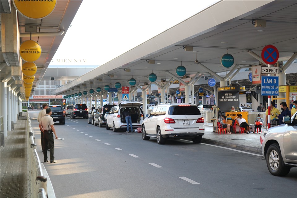 Chuyến đi đón khách từ sân bay Tân Sơn Nhất ở Thuê xe Huy Đạt