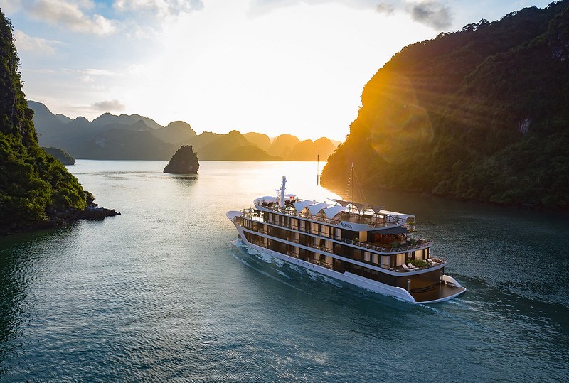 Thuyền tham quan vịnh lan hạ