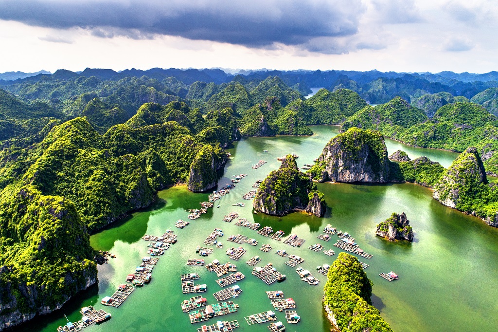 Floating,fishing,village,and,rock,island,in,",lan,ha